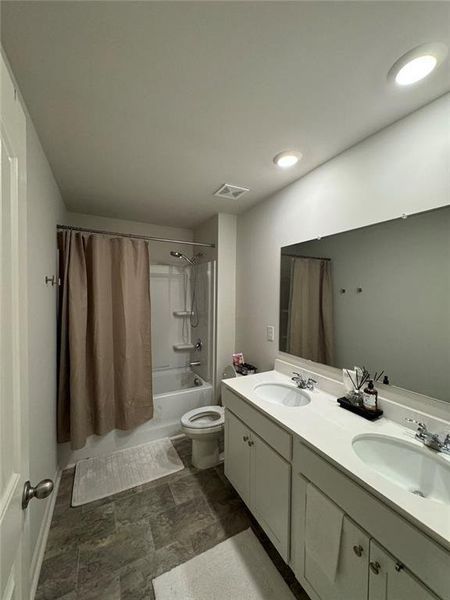 Furnished interior view inside a new home in , Dallas (Image 38).