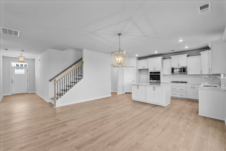 Spacious, unfurnished interior of a new home in Fieldstone, Lexington (Image 27).