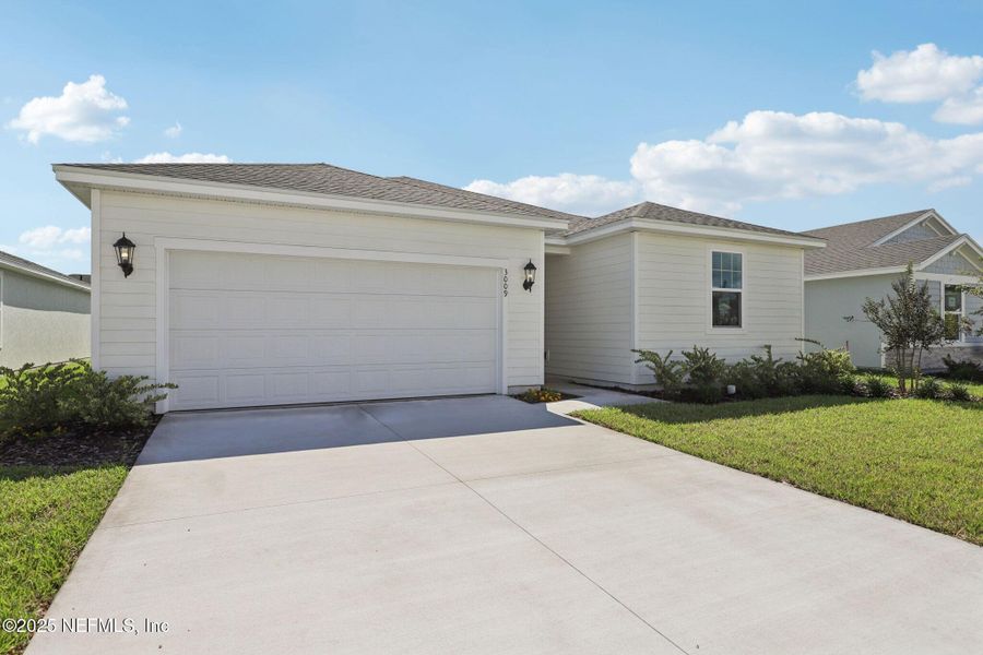 Exterior details and patio area of a home in Lakes at Bella Lago - Signature Series, Green Cove Springs (Image 17).