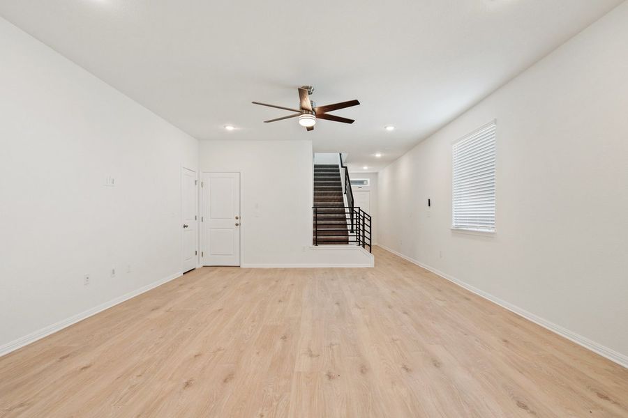 Spacious, unfurnished interior of a new home in Porter Country, Buda (Image 4).