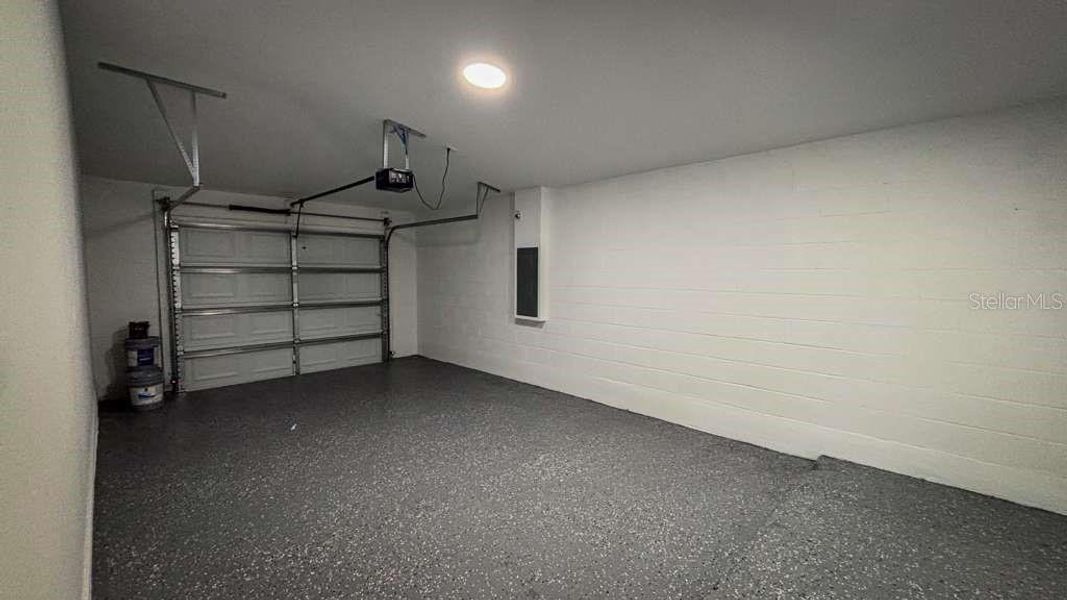 Spacious, unfurnished interior of a new home in , Sebring (Image 7).