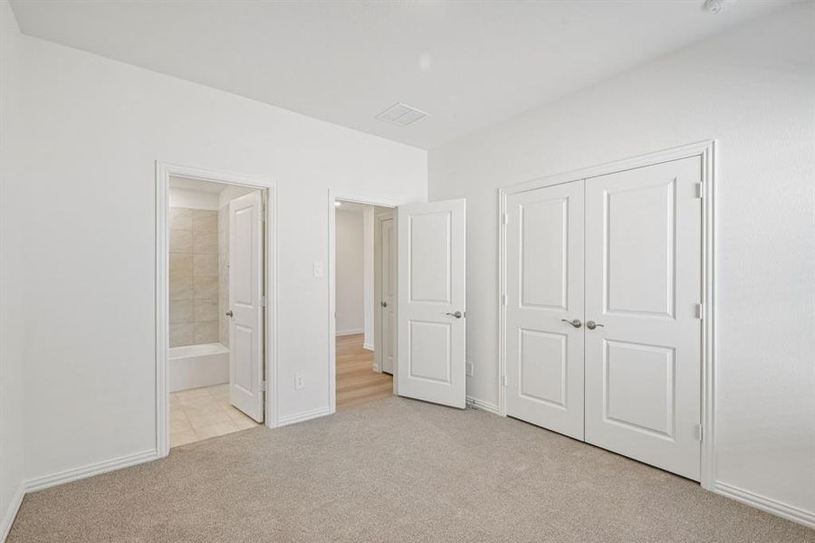 Spacious, unfurnished interior of a new home in Westmoor, Sherman (Image 33).