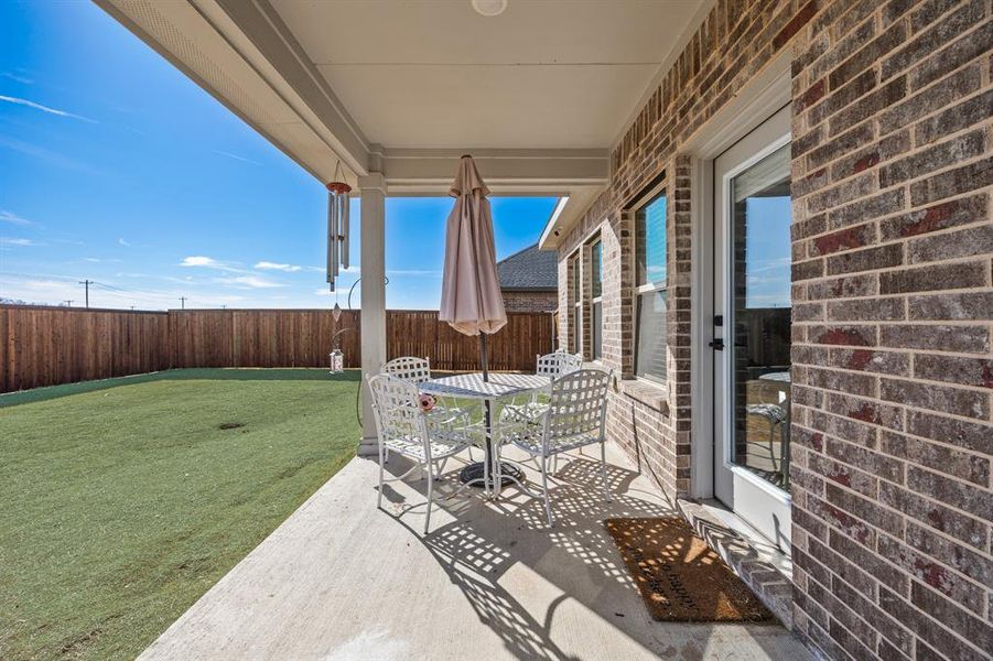 Exterior details and patio area of a home in Rolling Ridge, Van Alstyne (Image 3).