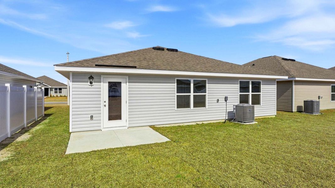 Exterior details and patio area of a home in Liberty, Panama City (Image 3).