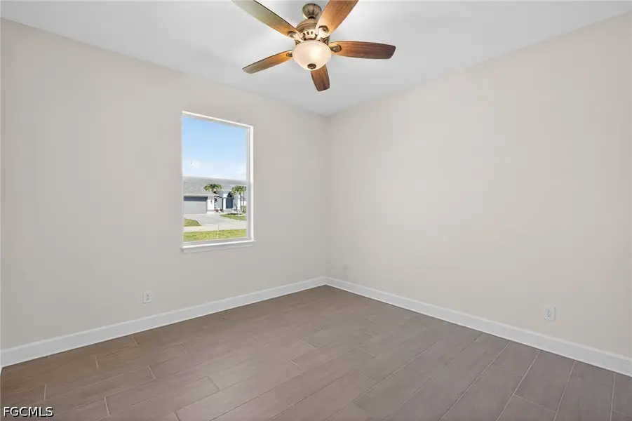 Spacious, unfurnished interior of a new home in Cape Coral, Cape Coral (Image 23).