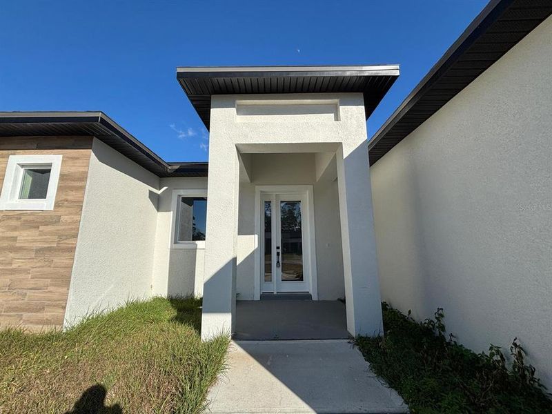 Exterior details and patio area of a home in , Ocala (Image 20).