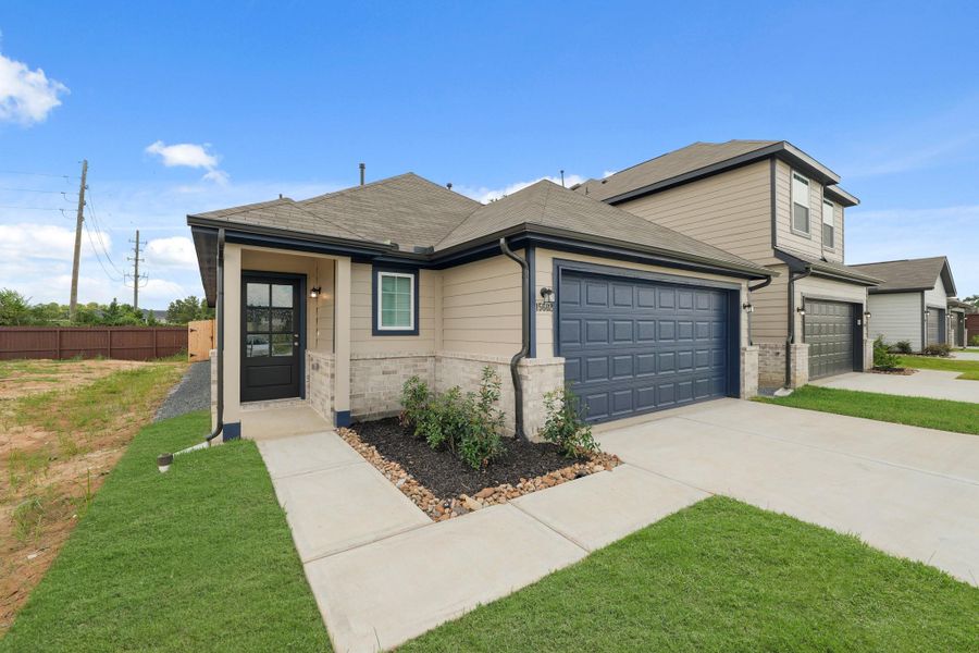 Exterior details and patio area of a home in Bammel Oaks, Houston (Image 19).