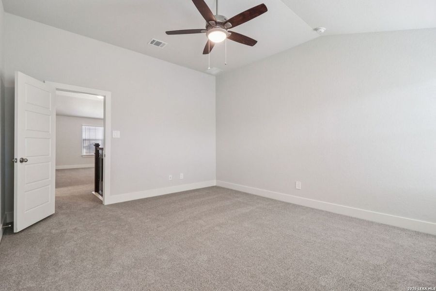 Spacious, unfurnished interior of a new home in Thomas Pond, San Antonio (Image 35).