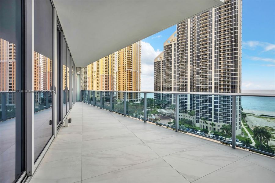 Spacious, unfurnished interior of a new home in , Sunny Isles Beach (Image 18).