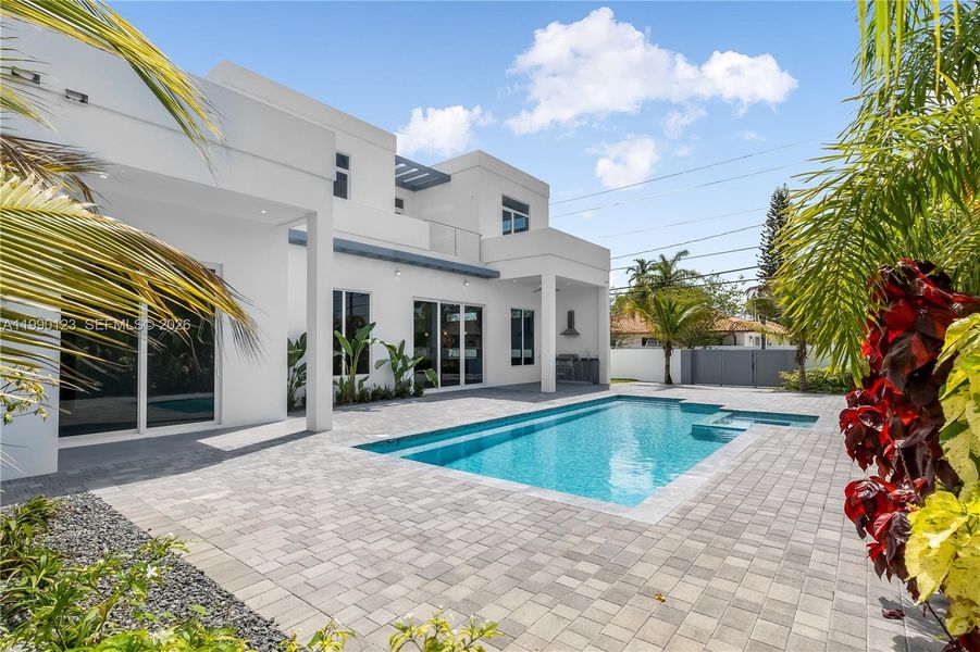 Exterior details and patio area of a home in , Doral (Image 19).