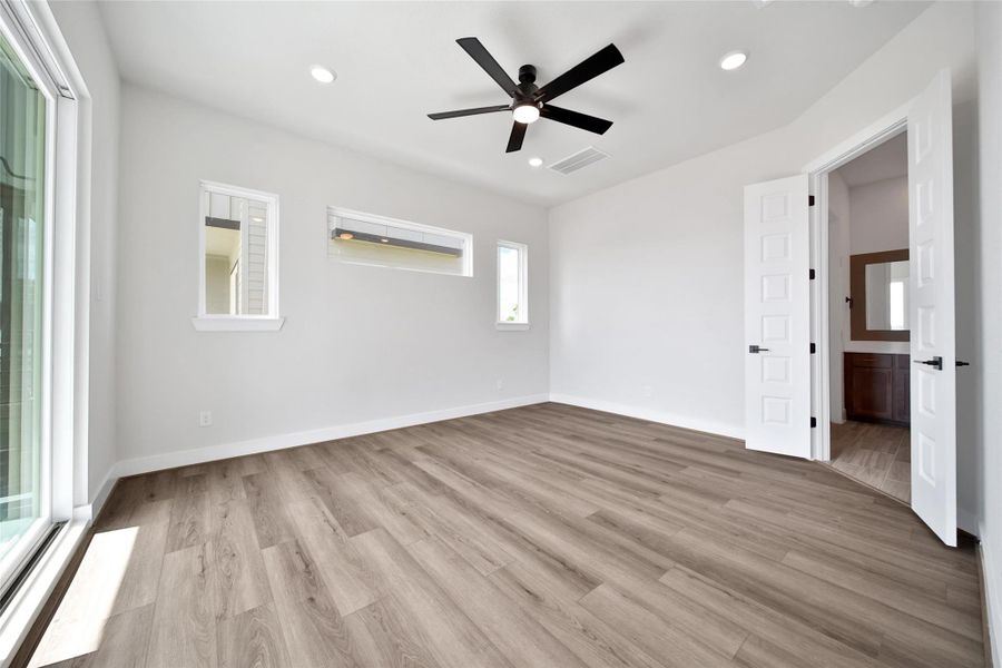 Spacious, unfurnished interior of a new home in Lago Pointe, Seabrook (Image 16).