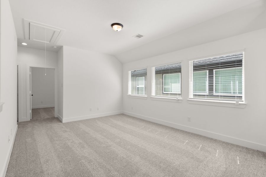 Spacious, unfurnished interior of a new home in Wood Leaf Reserve, Tomball (Image 38).