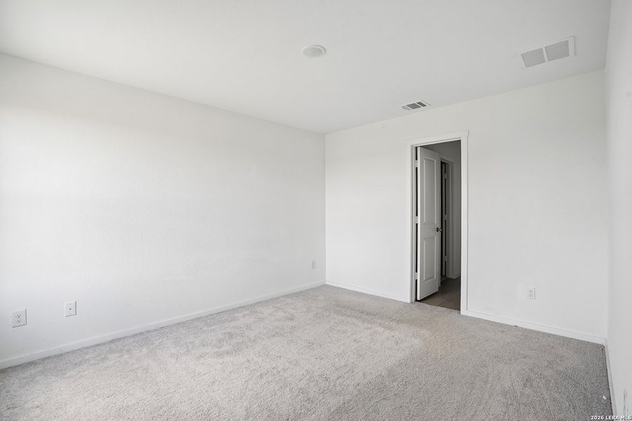 Spacious, unfurnished interior of a new home in Steelwood Trails, New Braunfels (Image 22).