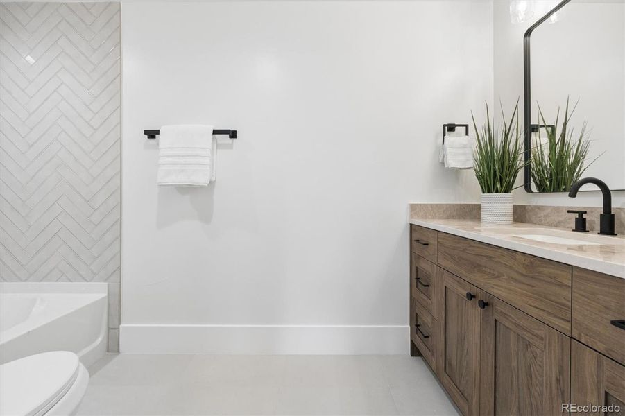 En suite bath for bed #4