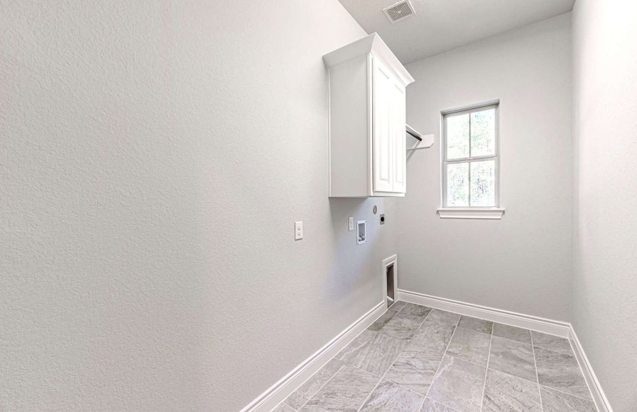 Representative unfurnished interior of a home built from the 3358 by Ravenna Homes in Artavia 70′, Conroe (Image 42).
