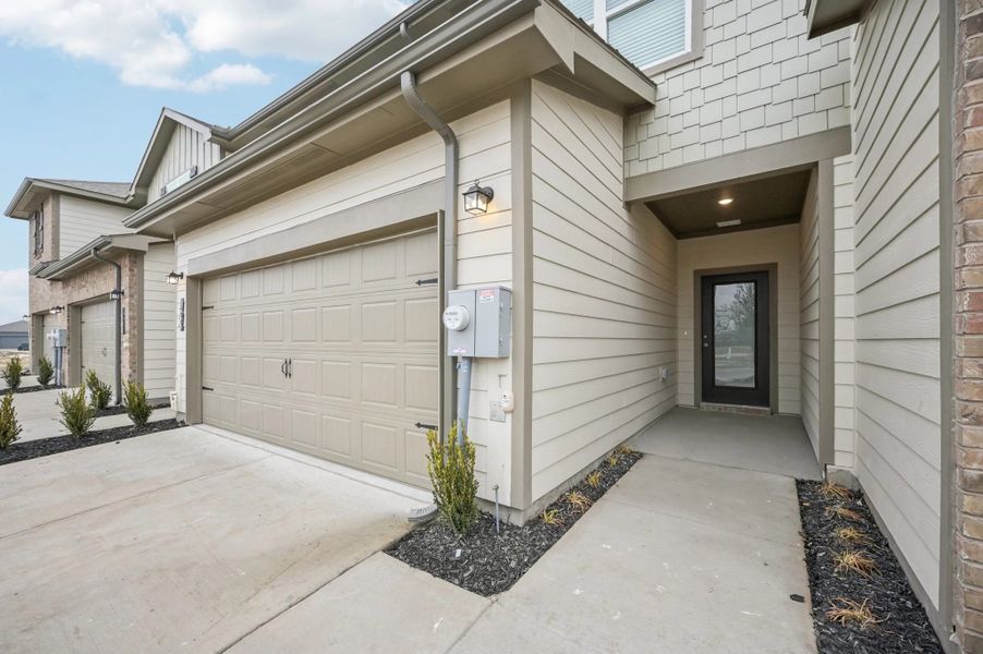Representative exterior details of a home built from the Rayne by Starlight Homes in Coyote Meadows, Anna (Image 4).