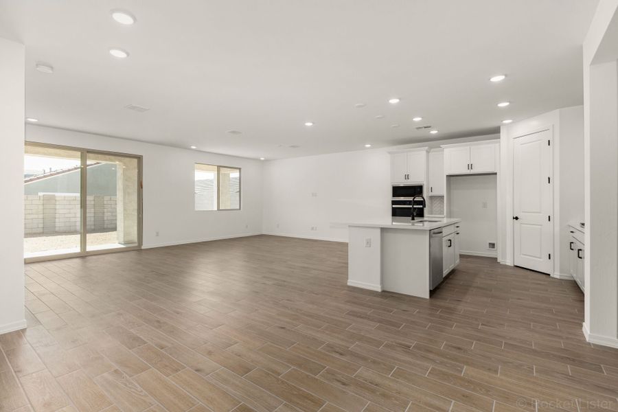 Spacious, unfurnished interior of a new home in Tyler Ranch, Buckeye (Image 7).