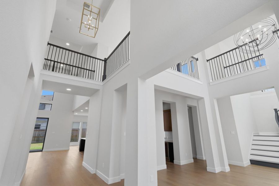 Spacious, unfurnished interior of a new home in Sienna, Missouri City (Image 31).