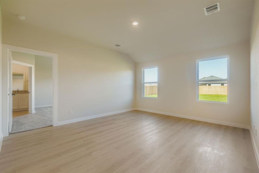 Spacious, unfurnished interior of a new home in Middlefield Village, Dallas (Image 12).