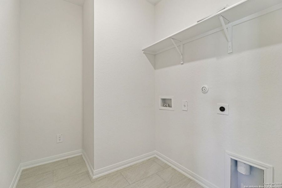 Spacious, unfurnished interior of a new home in Catalina, Converse (Image 39).