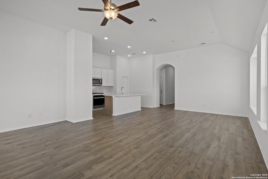 Spacious, unfurnished interior of a new home in Stillwater Ranch 45', San Antonio (Image 17).