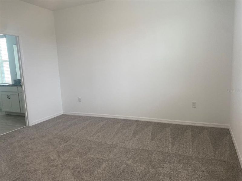 Spacious, unfurnished interior of a new home in Hodges Reserve, Howey-in-the-Hills (Image 9).