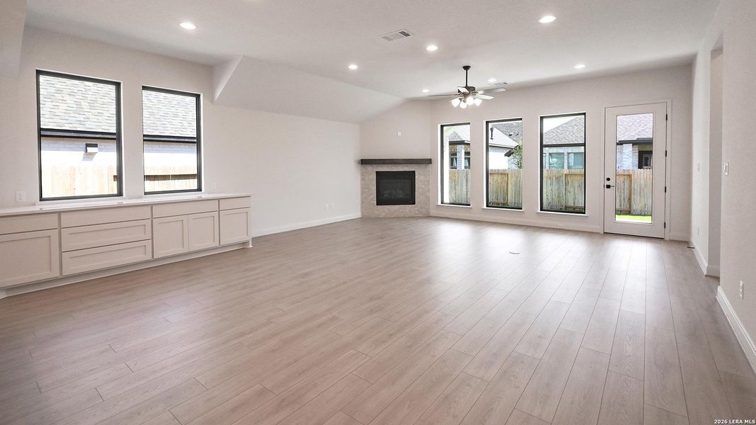Spacious, unfurnished interior of a new home in Meadows of Mill Creek, Seguin (Image 19).