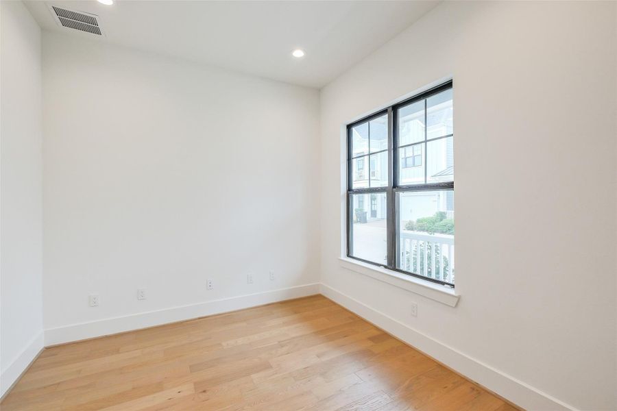 Spacious, unfurnished interior of a new home in Timbergrove Trails, Houston (Image 35).