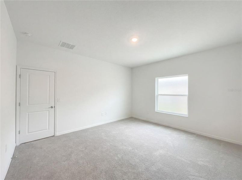 Spacious, unfurnished interior of a new home in Grand Park, Dunnellon (Image 13).