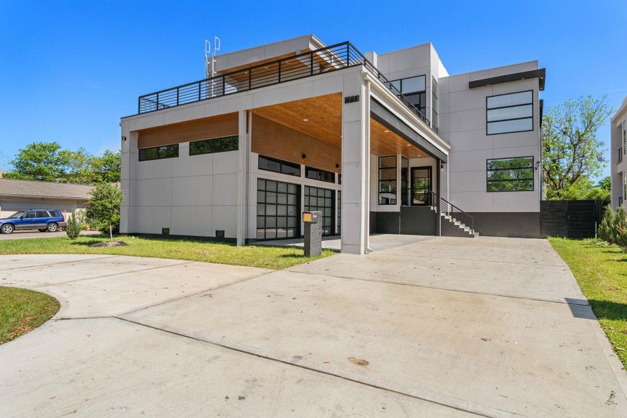 The homes large circular driveway offers ample parking space for guests and offers easy access out of the home.