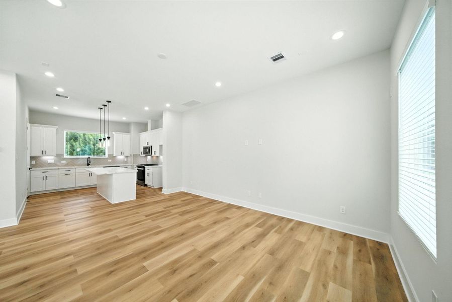 Pictures used for demonstration purposes. Please inquire about final selection. Pictures used for demonstration purposes. Please inquire about final selection.