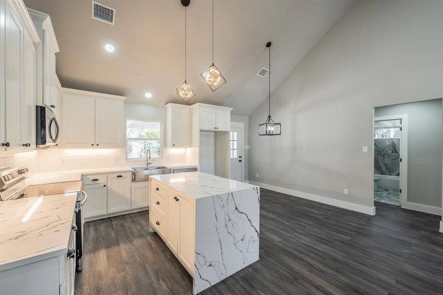 Furnished interior view inside a new home in , Alvarado (Image 13).
