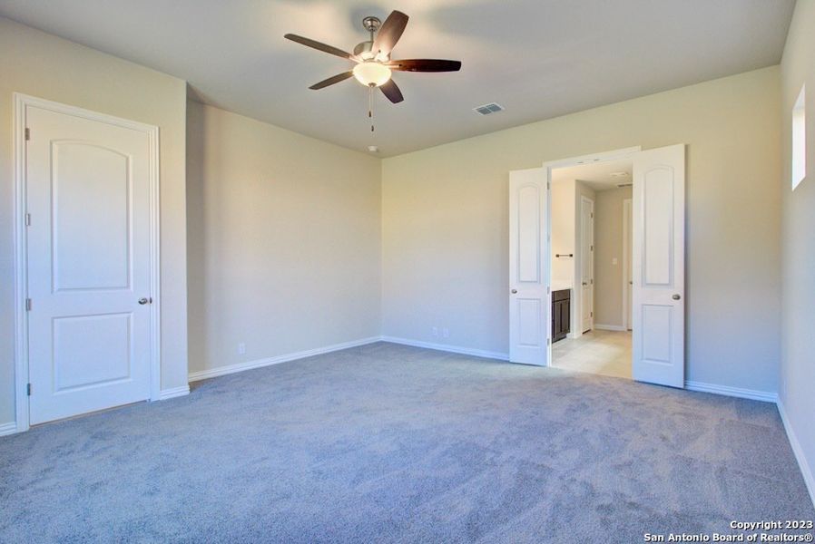Spacious, unfurnished interior of a new home in Meyer Ranch - Enclave, New Braunfels (Image 17).