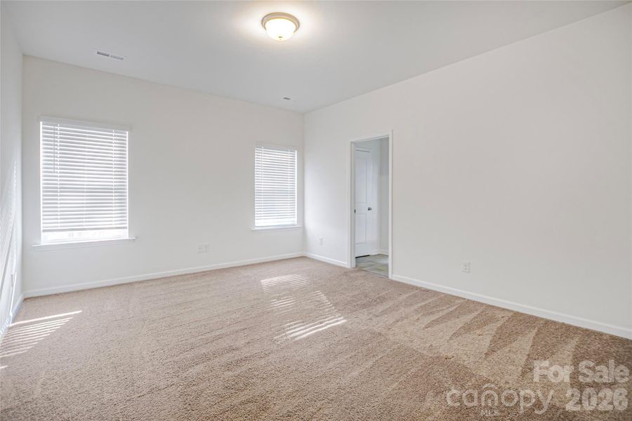 Spacious, unfurnished interior of a new home in Wilora Pond, Charlotte (Image 11).