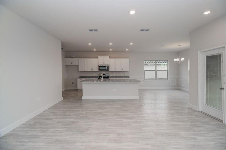 Spacious, unfurnished interior of a new home in St. John's Preserve, Palm Bay (Image 12).