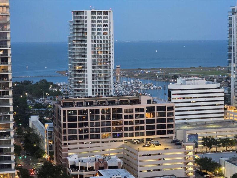 Condo located in St. Petersburg, FL showcasing its design and architecture (Image 44).