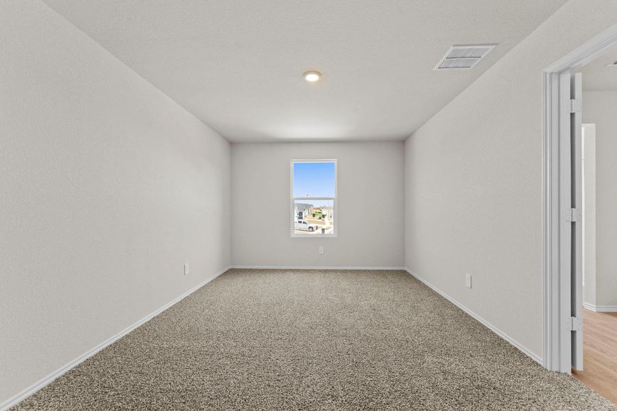 Spacious, unfurnished interior of a new home in Ladera, Luling (Image 18).
