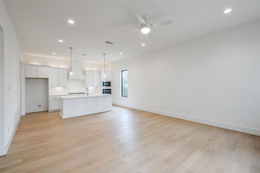Spacious, unfurnished interior of a new home in Timbergrove Trails, Houston (Image 34).