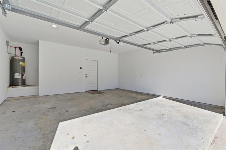 Spacious, unfurnished interior of a new home in , Grand Prairie (Image 23).