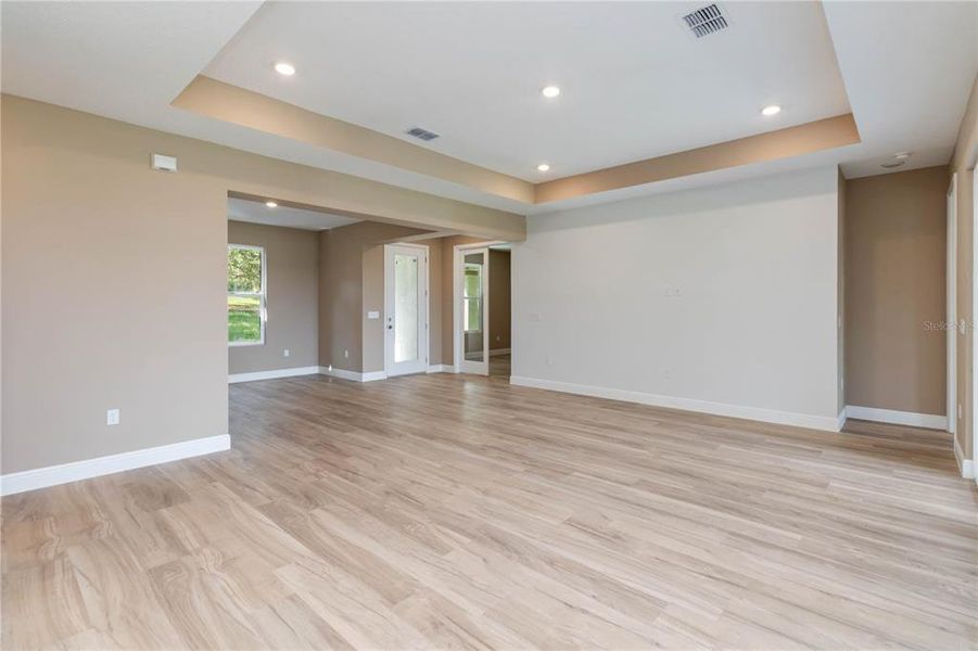 Spacious, unfurnished interior of a new home in , Clermont (Image 25).