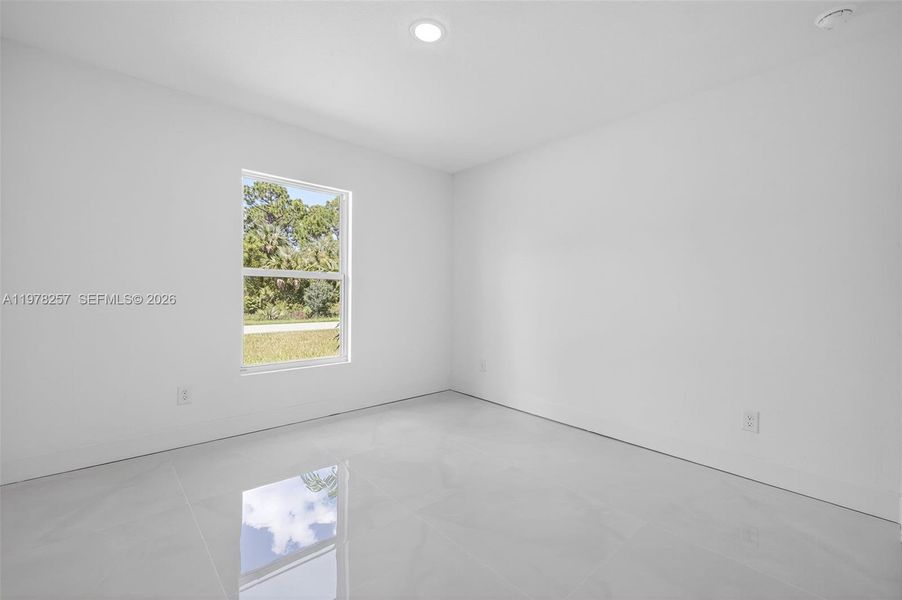 Spacious, unfurnished interior of a new home in , Lehigh Acres (Image 12).
