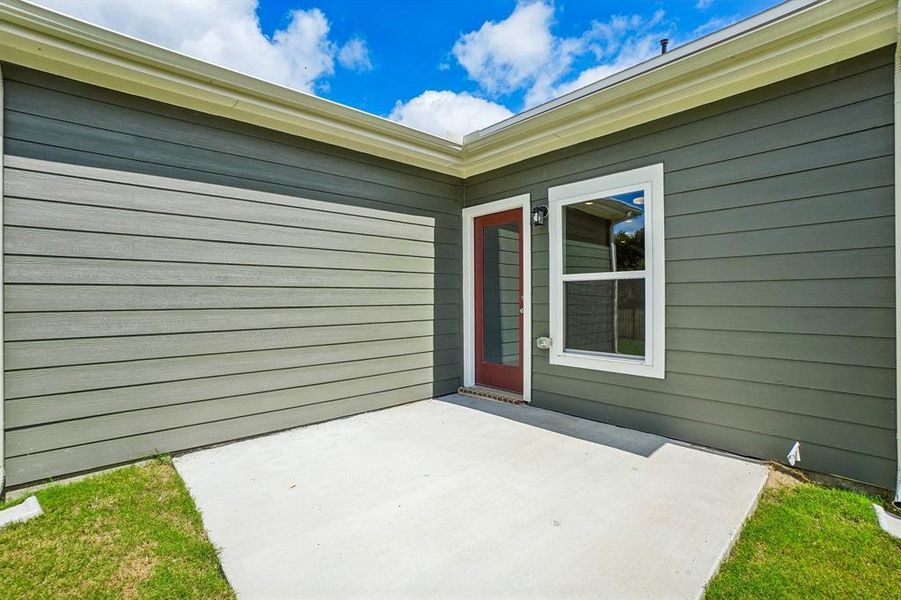 Exterior details and patio area of a home in Ambergrove, Royse City (Image 3).