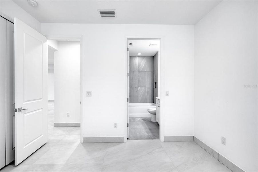 Spacious, unfurnished interior of a new home in , Daytona Beach (Image 47).