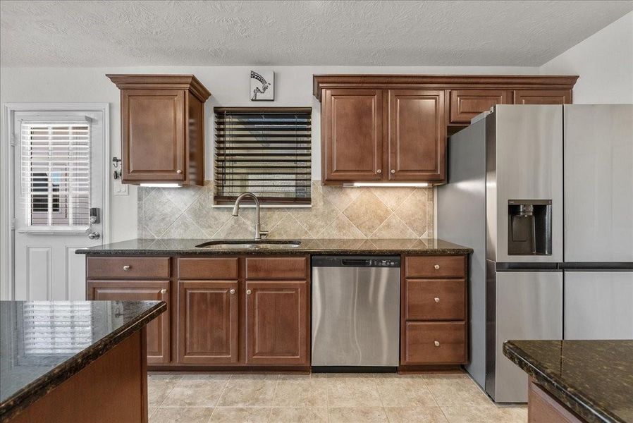 Chef's eat-in island kitchen features 42" cabinets with crown molding, granite countertops, stainless steel appliances and a breakfast bar Chef's eat-in island kitchen features 42" cabinets with crown molding, granite countertops, stainless steel appliances and a breakfast bar