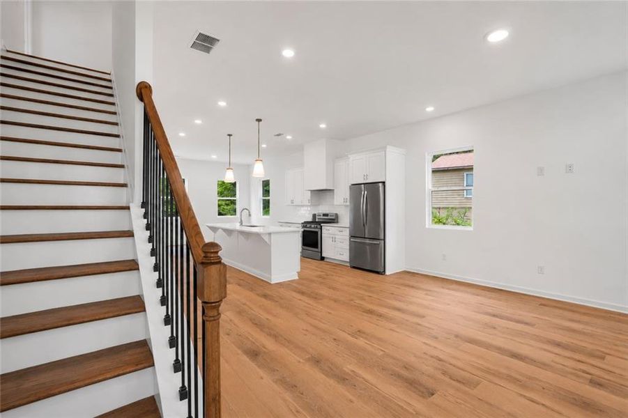 Spacious, unfurnished interior of a new home in , Atlanta (Image 8).