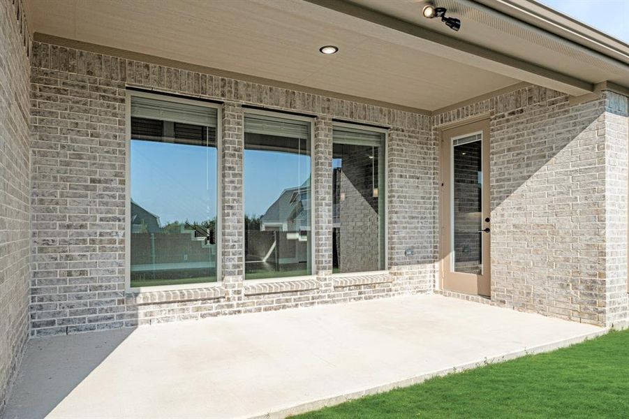 Exterior details and patio area of a home in Ridgepoint, Midlothian (Image 3).