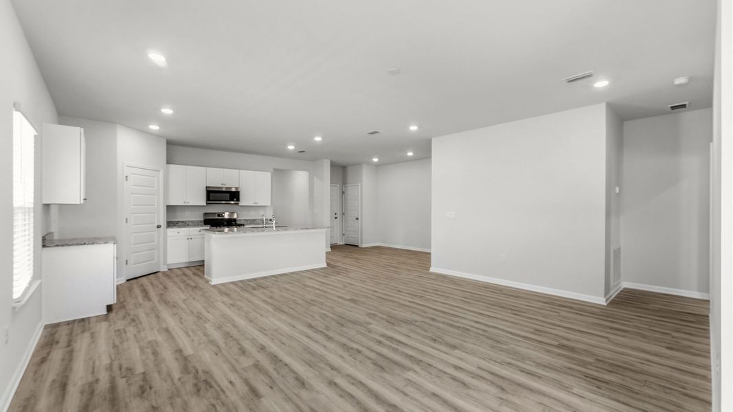 Spacious, unfurnished interior of a new home in Hodges Bayou Plantation, Panama City (Image 15).