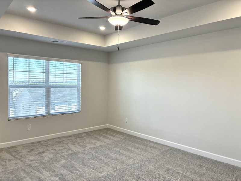 Spacious, unfurnished interior of a new home in Holly Ridge, Greenville (Image 16).