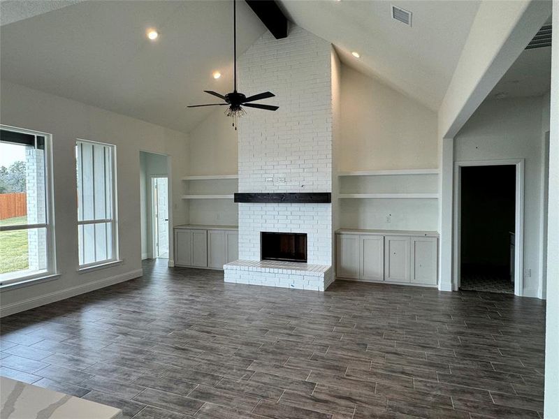 Spacious, unfurnished interior of a new home in , Glen Rose (Image 6).