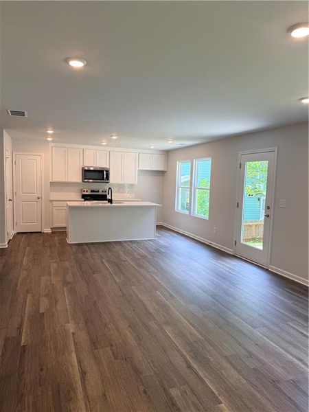 Spacious, unfurnished interior of a new home in , Atlanta (Image 15).